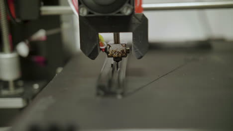 Impresora-3D-Construyendo-Un-Trozo-De-Plástico-En-Cámara-Lenta